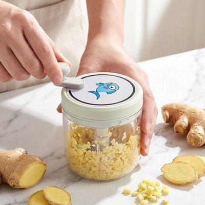 Cuisinier hache purée avec Mini hachoir manuel 