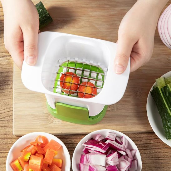 Cuisinier tranche patates en frites avec un coupe legume manuel