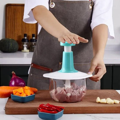 cuisinier utilise Hachoir pour émincer aliments 