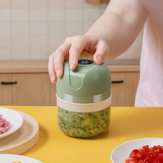 cuisinière utilise Hachoir electrique pour émincer herbes