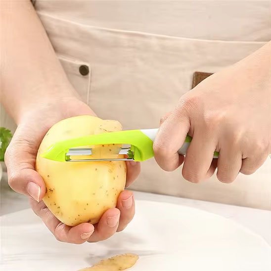chef prépare pomme de terre avec Éplucheur à légumes classique