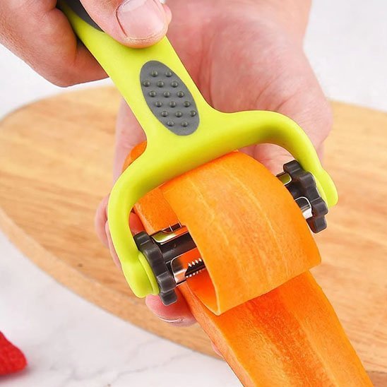 Éplucheur à légumes innovant tranche une carotte.