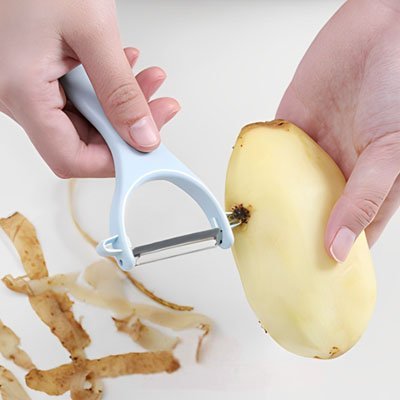Eplucheur qui retire un oeil de patate