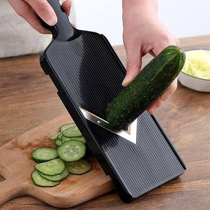  femme coupe concombre avec cuisine mandoline 