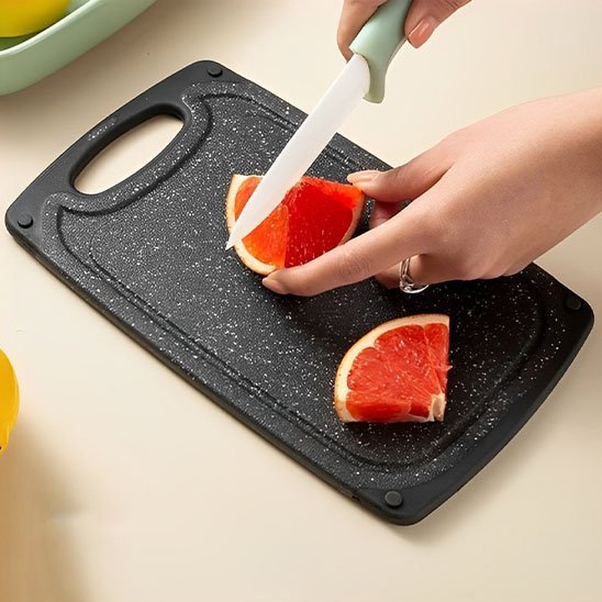 femme coupe melon sur Planche à découper 