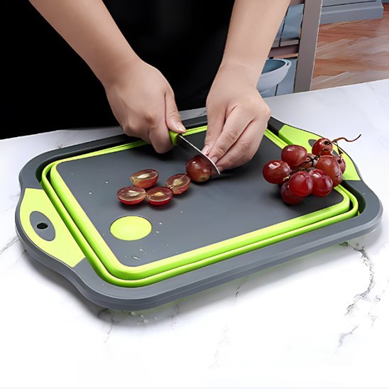 femme découpe fruit sur Planche à découper pliable