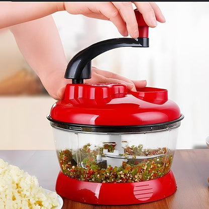 Femme émince fine herbes et piment avec hachoir à manivelle 