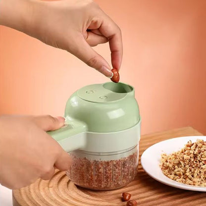 Femme émince oignons verts dans coupe légumes électrique pratique