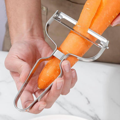 Femme épluche carotte avec économe cuisine inox 