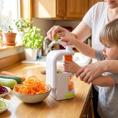 Femme et garçon utilisent coupe legumes 