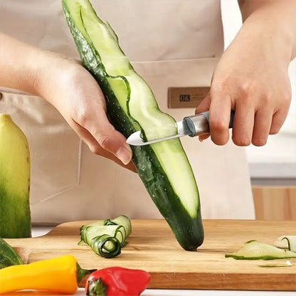 Femme fait des tranches minces de concombre avec Econome 