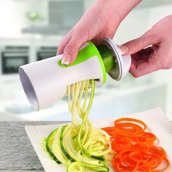 femme fait spaghetti de courgette avec Coupe légumes 