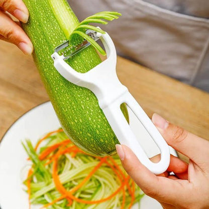 Femme fait une julienne de courgette avec Econome 