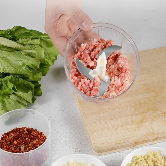 femme hache viande fraiche avec Hachoir à corde manuel
