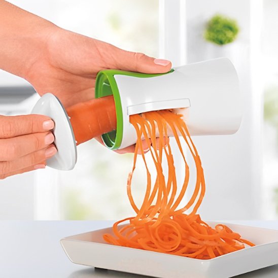 Femme julienne carotte avec Coupe légumes 