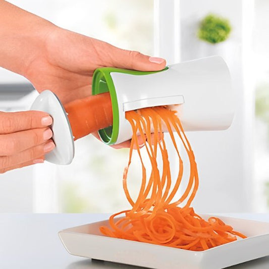 Femme julienne carotte avec Coupe légumes 