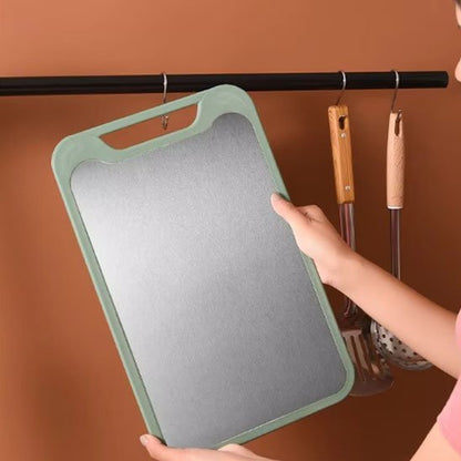 femme range planche a découper en inox