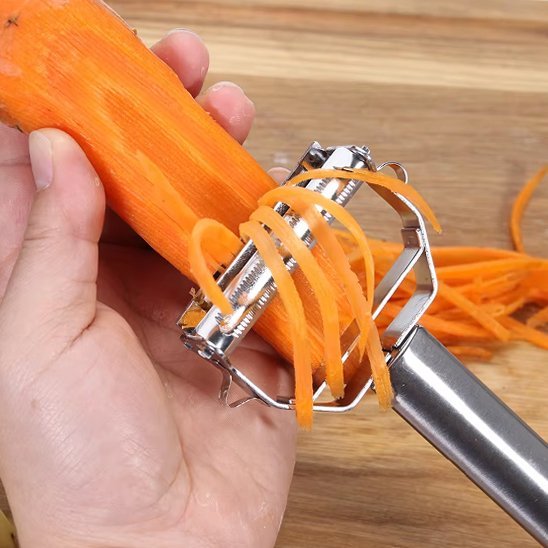 Femme râpe carotte avec Économe cuisine innovant