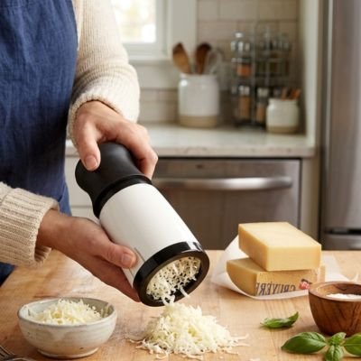 Femme rape parmesan avec Râpe à fromage rotative