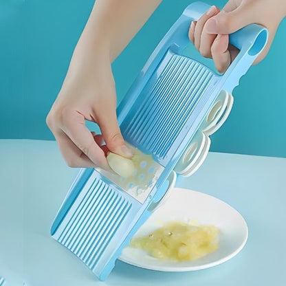 Femme râpe sur mandoline cuisine polyvalente