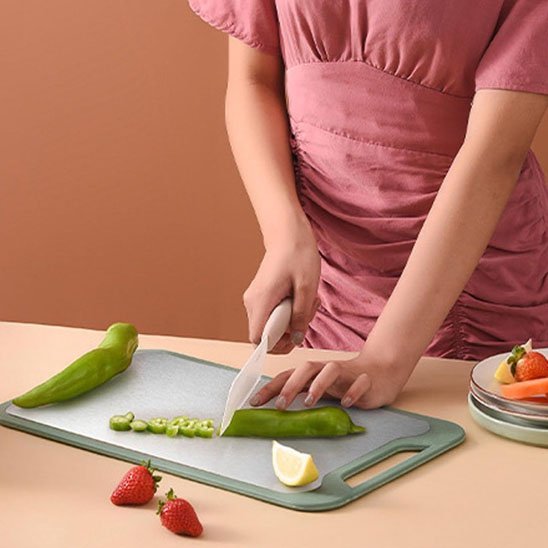 femme tranche légumes planche a découper en inox