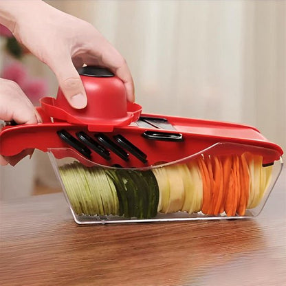 Femme tranche légumes sur mandoline cuisine avec bac recupérateur