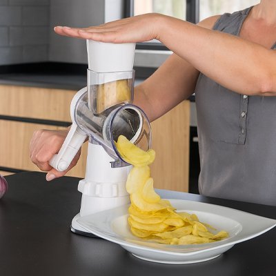 Femme tranche pomme de terre avec Râpe à légumes manuelle 