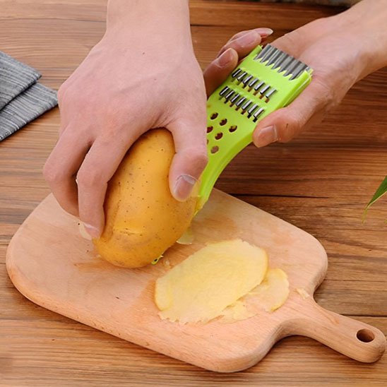 femme tranche pomme de terre sur coupe legume manuel multifonction