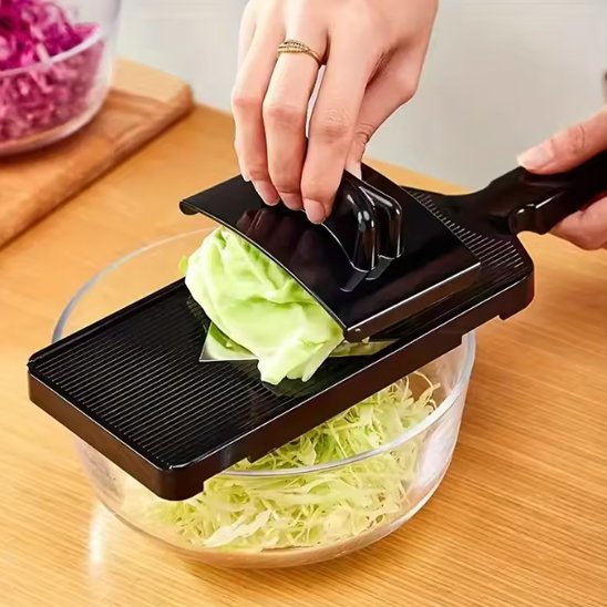Femme tranche salade avec Cuisine mandoline 