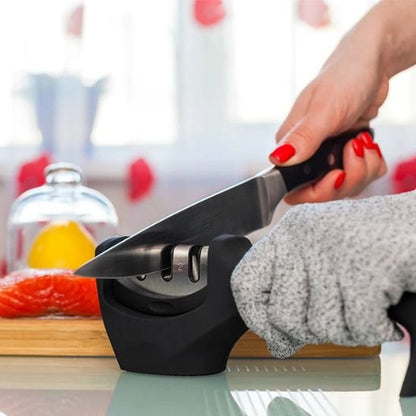 Femme utilise aiguiseur couteau