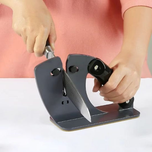 femme utilise aiguiseur couteau avec base