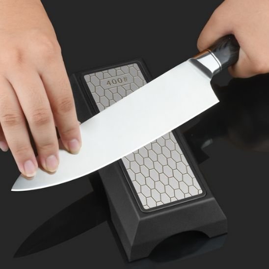 femme utilise Aiguiseur de couteaux 