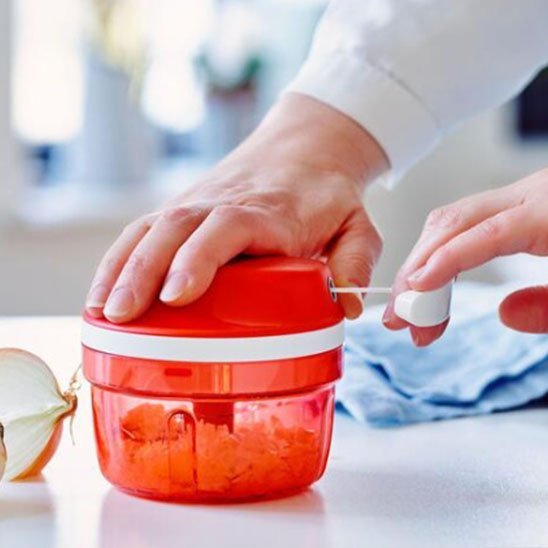 femme utilise Hachoir mini pour émincer oignons