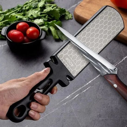 homme affûte couteau sur Aiguiseur de couteau 