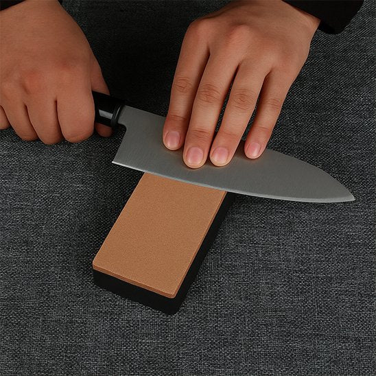 homme affûte couteau sur Pierre a aiguiser 