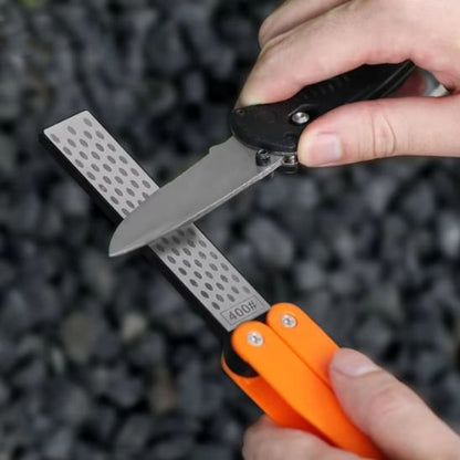 Homme aiguise petit couteau sur aiguiseur couteau de poche
