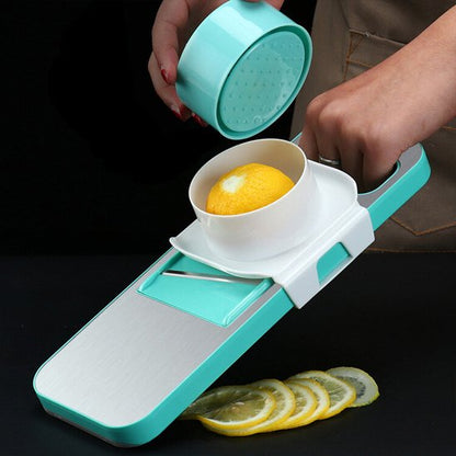 homme coupe citrons avec poussoir de sécurité sur Mandoline japonaise