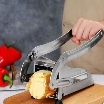 Homme coupe frites sur coupe légumes