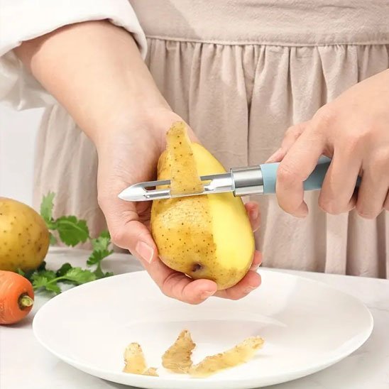 homme épluche pomme de terre avecEconome 