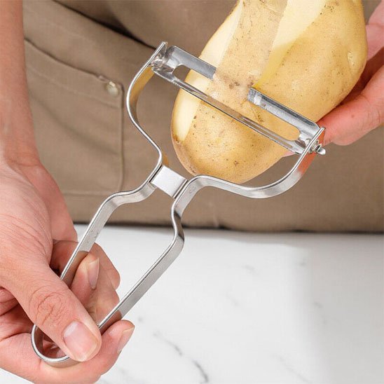 Homme épluche pomme de terre facilement avec économe cuisine 