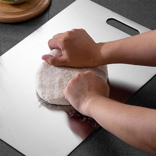 Homme fait patisserie sur planche à découper anti-adhérente