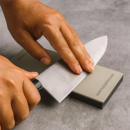 Homme tient couteau sur Pierre a aiguiser 