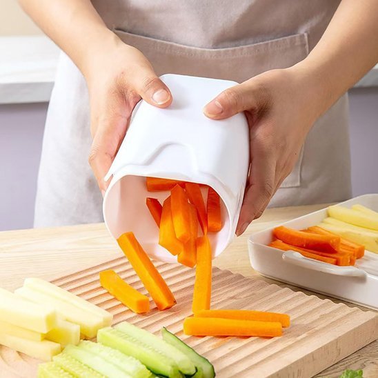 homme tranche carottes en batonnets sur Coupe legume 