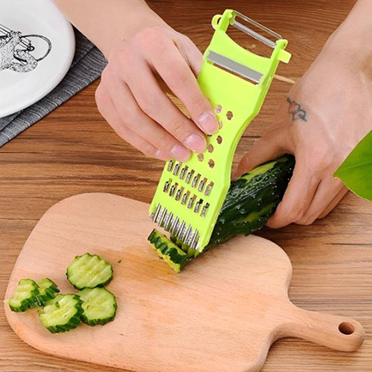 Homme tranche concombre avec un coupe legume manuel vert