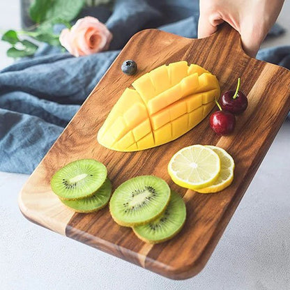 homme présente des fruits sur une planche à découper en bois