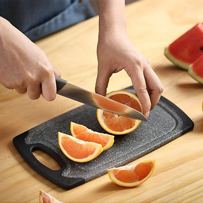homme tranche orange sur planche à découper 
