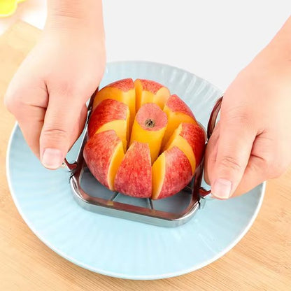 Homme tranche pomme facilement avec Coupe legumes 
