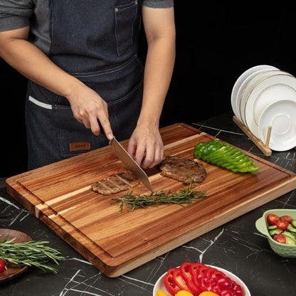 homme tranche viande sur Planche a découper en bois