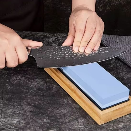 homme utilise Pierre à aiguiser