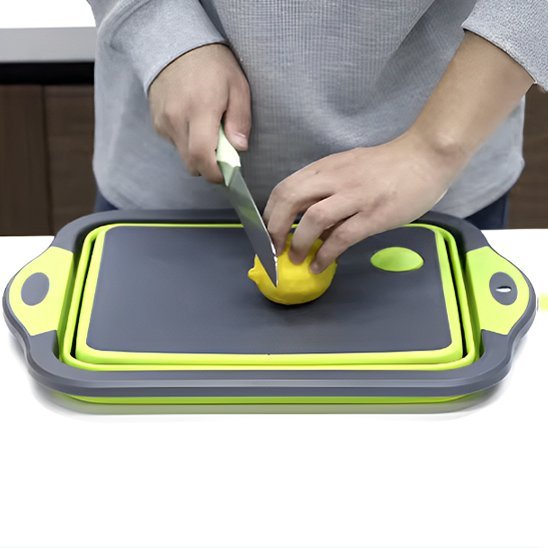 jeune homme coupe citron sur Planche à découper pliable